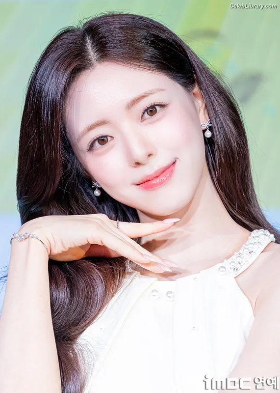 Yuna - ITZY (유나, Shin Yu Na) photo 2 of 1698