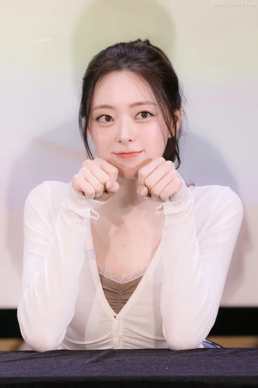 Yuna - ITZY (유나, Shin Yu Na) photo 4 of 1698