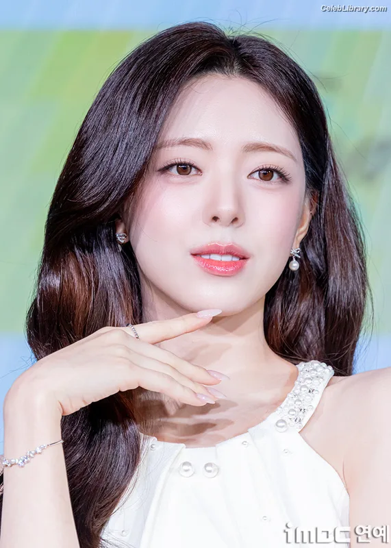 Yuna - ITZY (유나, Shin Yu Na) photo 5 of 1698