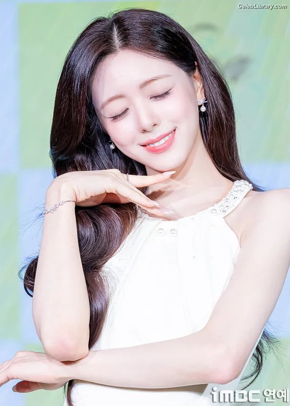 Yuna - ITZY (유나, Shin Yu Na) photo 7 of 1698