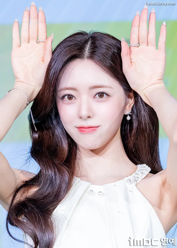 Yuna - ITZY (유나, Shin Yu Na) photo 9 of 1698