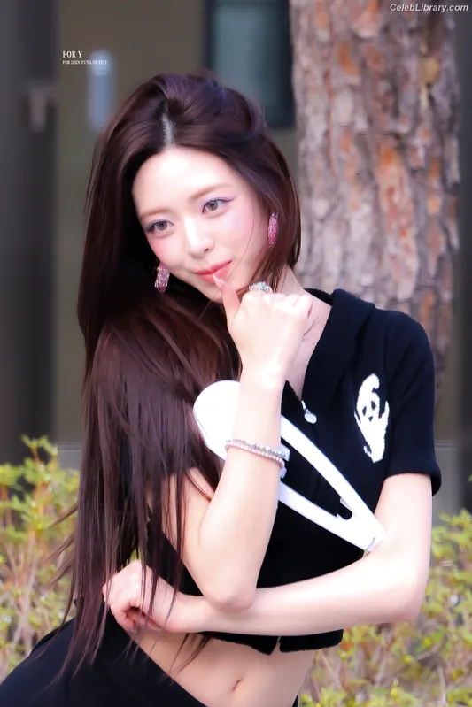 Yuna - ITZY (유나, Shin Yu Na) photo 10 of 1698