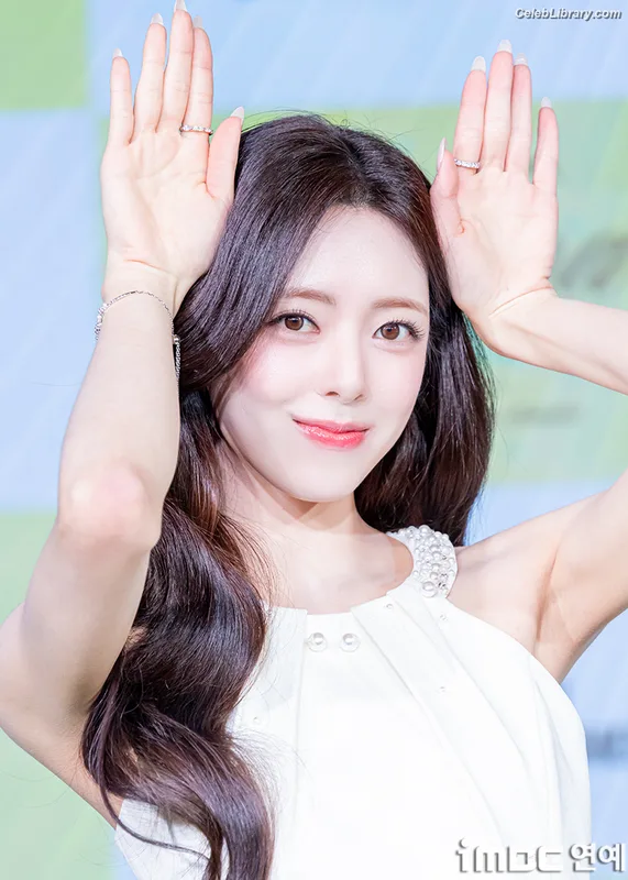 Yuna - ITZY (유나, Shin Yu Na) photo 11 of 1698