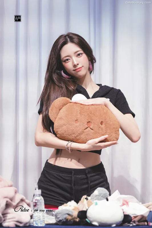 Yuna - ITZY (유나, Shin Yu Na) photo 12 of 1698
