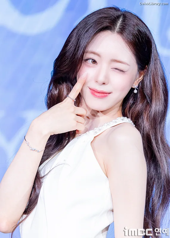 Yuna - ITZY (유나, Shin Yu Na) photo 17 of 1698