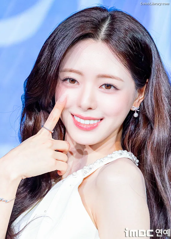 Yuna - ITZY (유나, Shin Yu Na) photo 19 of 1698