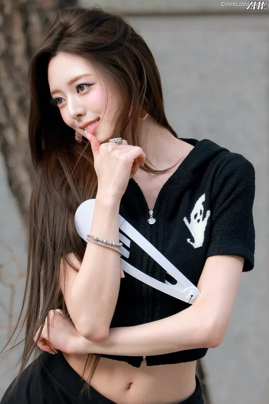 Yuna - ITZY (유나, Shin Yu Na) photo 21 of 1698