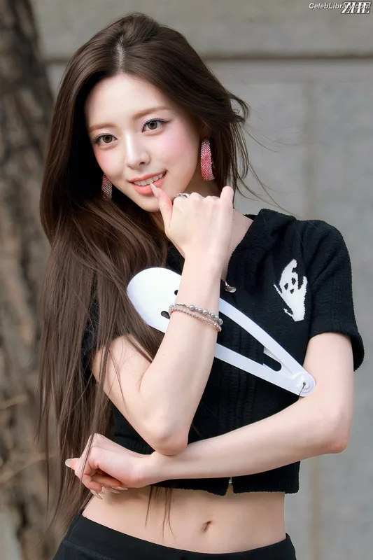 Yuna - ITZY (유나, Shin Yu Na) photo 22 of 1698