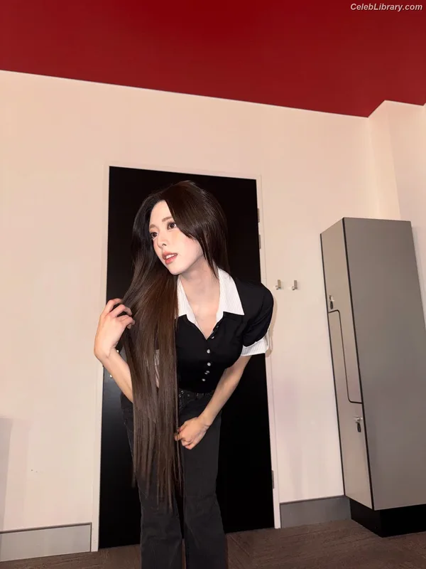 Yuna - ITZY (유나, Shin Yu Na) photo 12 of 1698