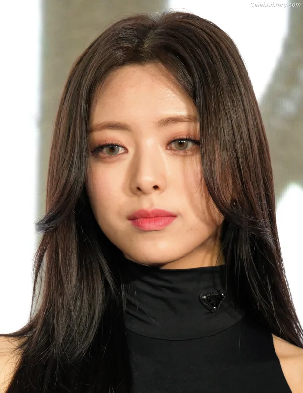 Yuna - ITZY (유나, Shin Yu Na) photo 5 of 1698