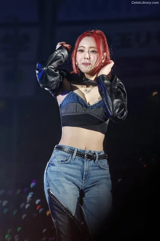 Yuna - ITZY (유나, Shin Yu Na) photo 5 of 1698