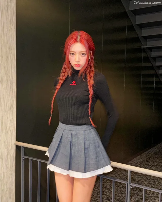 Yuna - ITZY (유나, Shin Yu Na) photo 11 of 1698