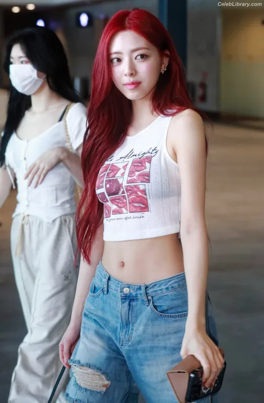 Yuna - ITZY (유나, Shin Yu Na) photo 12 of 1698