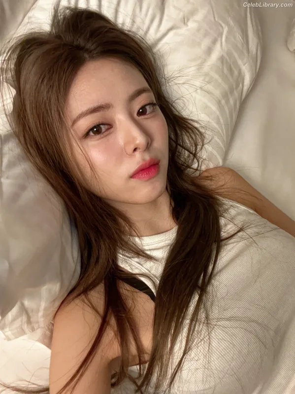 Yuna - ITZY (유나, Shin Yu Na) photo 15 of 1698