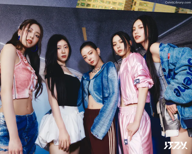 Yuna - ITZY (유나, Shin Yu Na) photo 17 of 1698