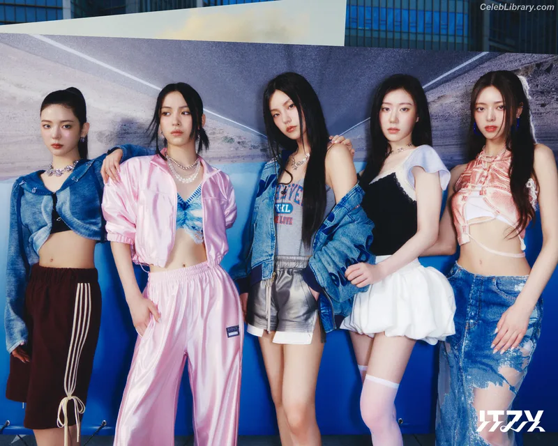 Yuna - ITZY (유나, Shin Yu Na) photo 19 of 1698