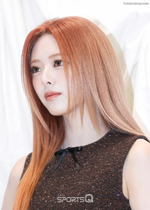 Yuna - ITZY (유나, Shin Yu Na) photo 5 of 1698