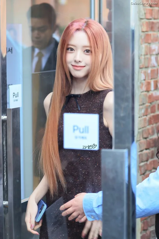 Yuna - ITZY (유나, Shin Yu Na) photo 7 of 1698