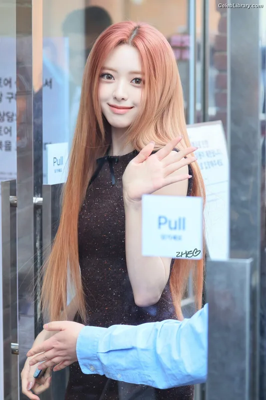 Yuna - ITZY (유나, Shin Yu Na) photo 10 of 1698