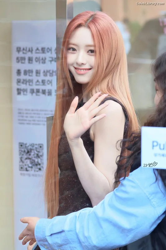 Yuna - ITZY (유나, Shin Yu Na) photo 13 of 1698