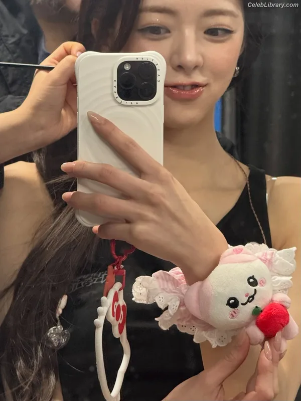 Yuna - ITZY (유나, Shin Yu Na) photo 4 of 1698