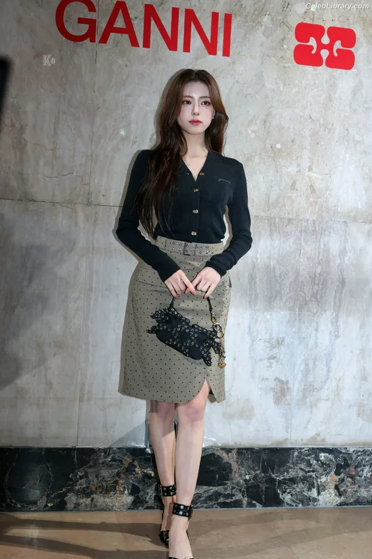 Yuna - ITZY (유나, Shin Yu Na) photo 9 of 1698