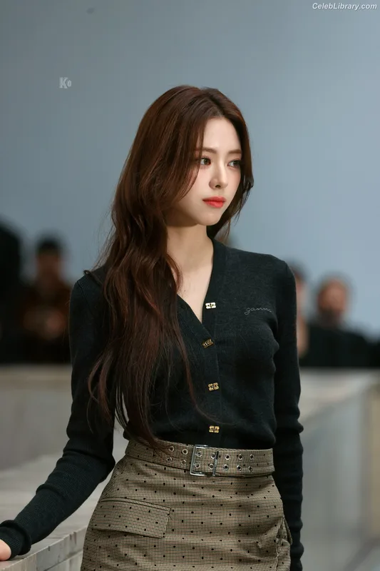 Yuna - ITZY (유나, Shin Yu Na) photo 11 of 1698