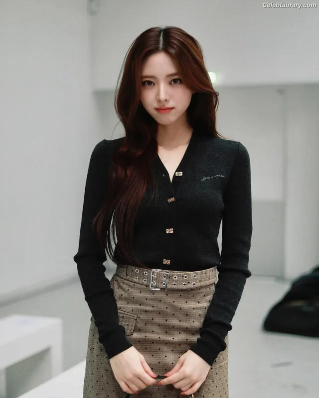 Yuna - ITZY (유나, Shin Yu Na) photo 14 of 1698