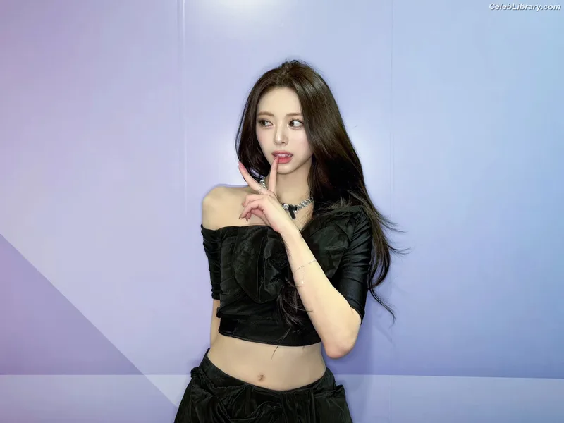 Yuna - ITZY (유나, Shin Yu Na) photo 1 of 1698