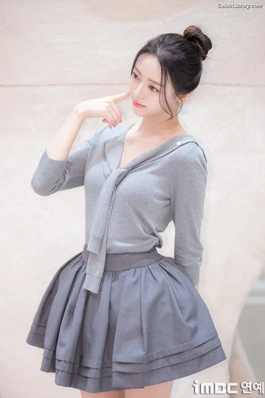 Yuna - ITZY (유나, Shin Yu Na) photo 2 of 1698
