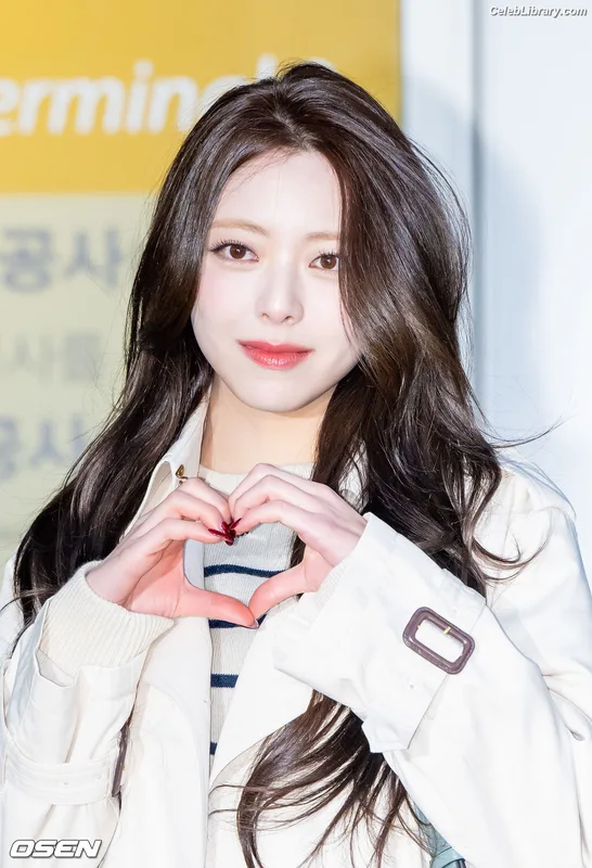 Yuna - ITZY (유나, Shin Yu Na) photo 10 of 1698