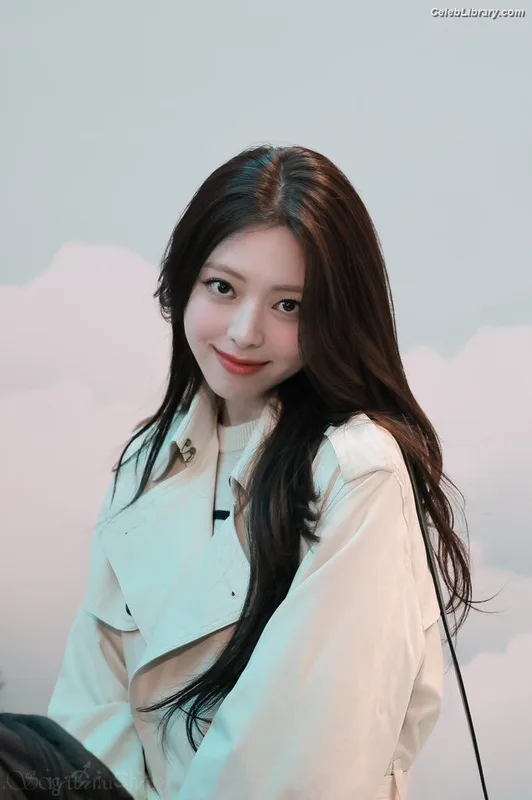 Yuna - ITZY (유나, Shin Yu Na) photo 12 of 1698