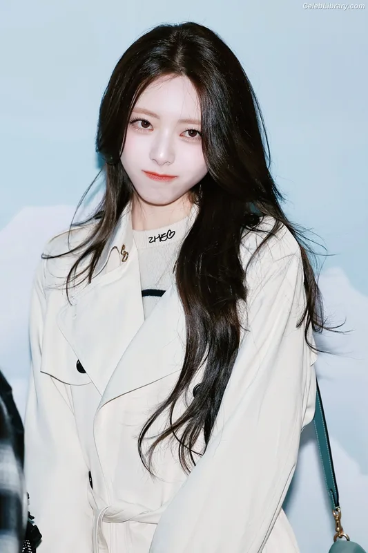Yuna - ITZY (유나, Shin Yu Na) photo 16 of 1698