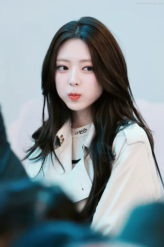Yuna - ITZY (유나, Shin Yu Na) photo 10 of 1698