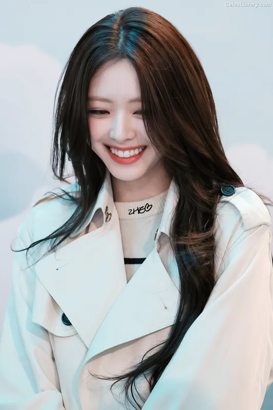 Yuna - ITZY (유나, Shin Yu Na) photo 16 of 1698