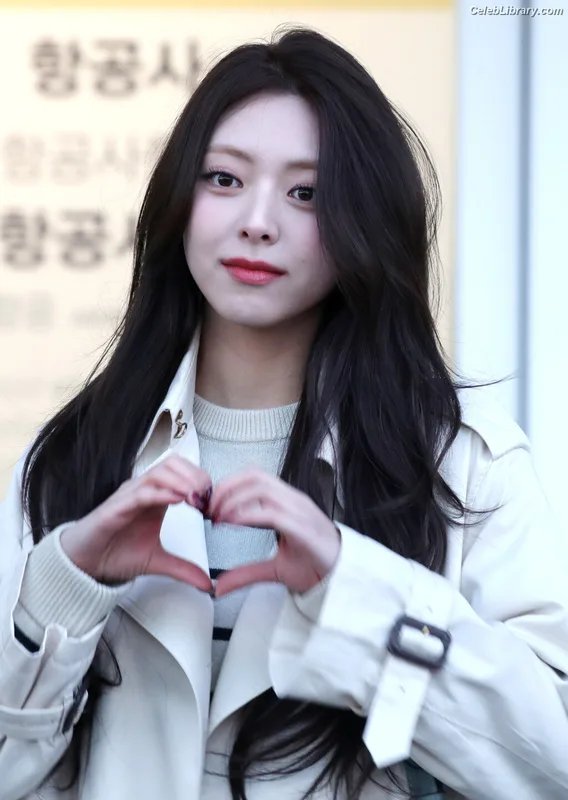 Yuna - ITZY (유나, Shin Yu Na) photo 17 of 1698