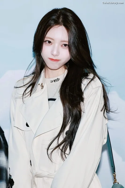 Yuna - ITZY (유나, Shin Yu Na) photo 21 of 1698