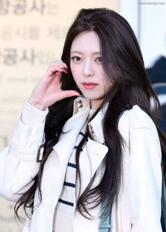 Yuna - ITZY (유나, Shin Yu Na) photo 23 of 1698