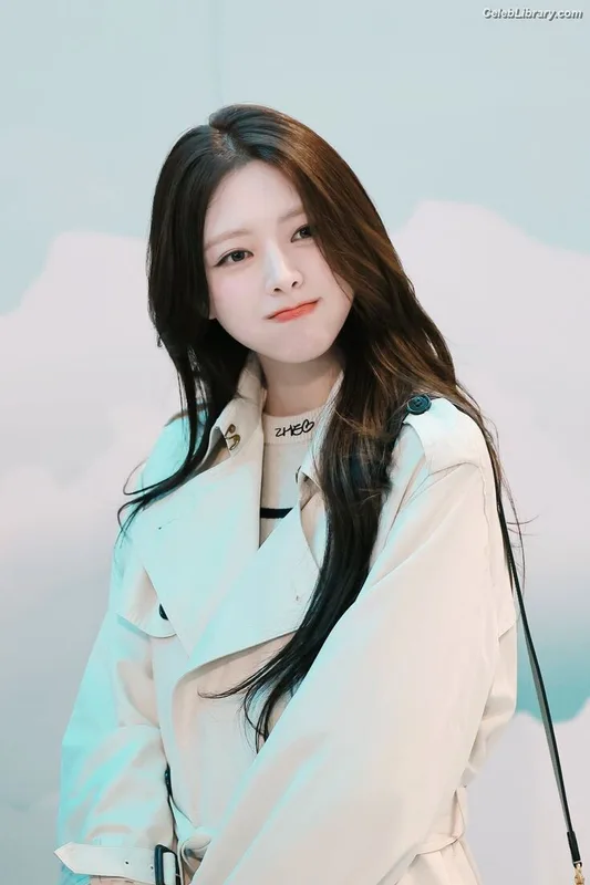 Yuna - ITZY (유나, Shin Yu Na) photo 3 of 1698