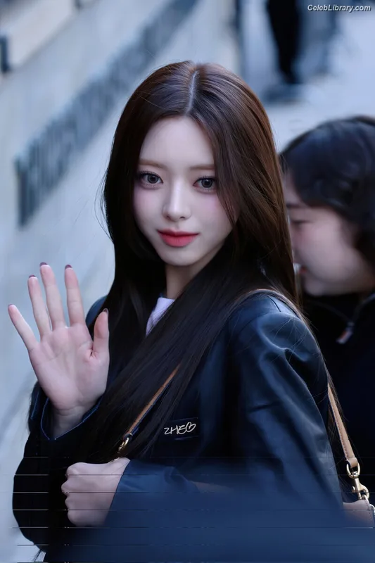 Yuna - ITZY (유나, Shin Yu Na) photo 11 of 1698