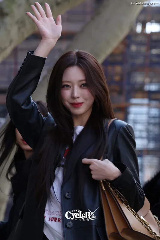 Yuna - ITZY (유나, Shin Yu Na) photo 15 of 1698