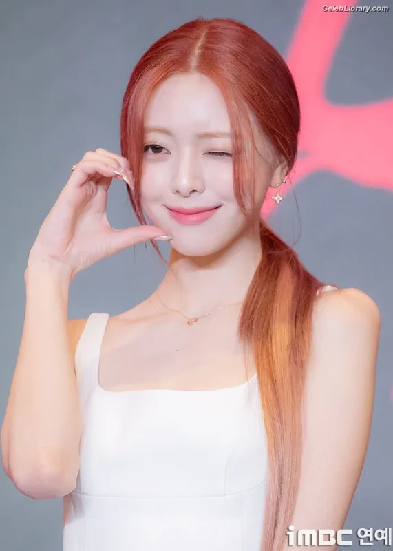 Yuna - ITZY (유나, Shin Yu Na) photo 18 of 1698