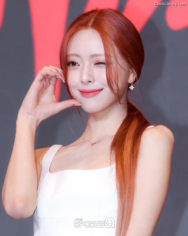 Yuna - ITZY (유나, Shin Yu Na) photo 21 of 1698