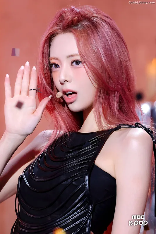 Yuna - ITZY (유나, Shin Yu Na) photo 23 of 1698