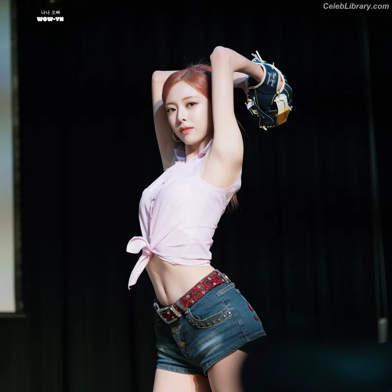 Yuna - ITZY (유나, Shin Yu Na) photo 1 of 1698