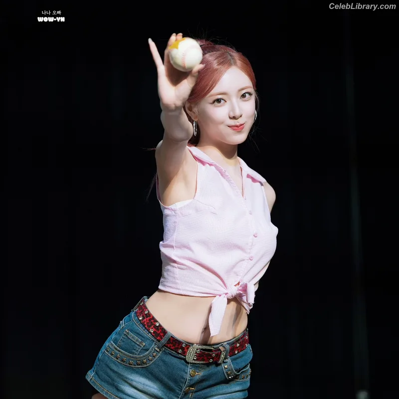 Yuna - ITZY (유나, Shin Yu Na) photo 2 of 1698