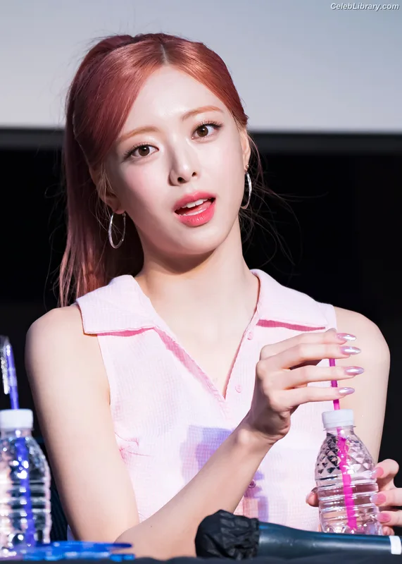 Yuna - ITZY (유나, Shin Yu Na) photo 4 of 1698