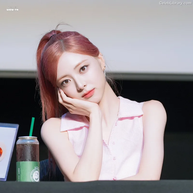 Yuna - ITZY (유나, Shin Yu Na) photo 7 of 1698
