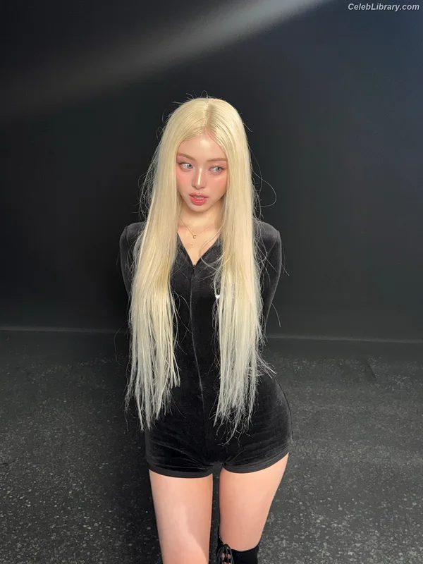 Yuna - ITZY (유나, Shin Yu Na) photo 11 of 1698