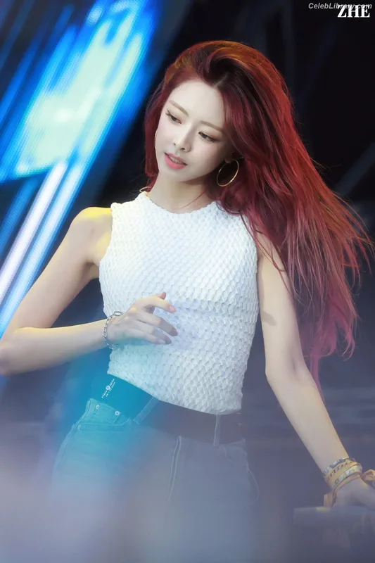 Yuna - ITZY (유나, Shin Yu Na) photo 13 of 1698